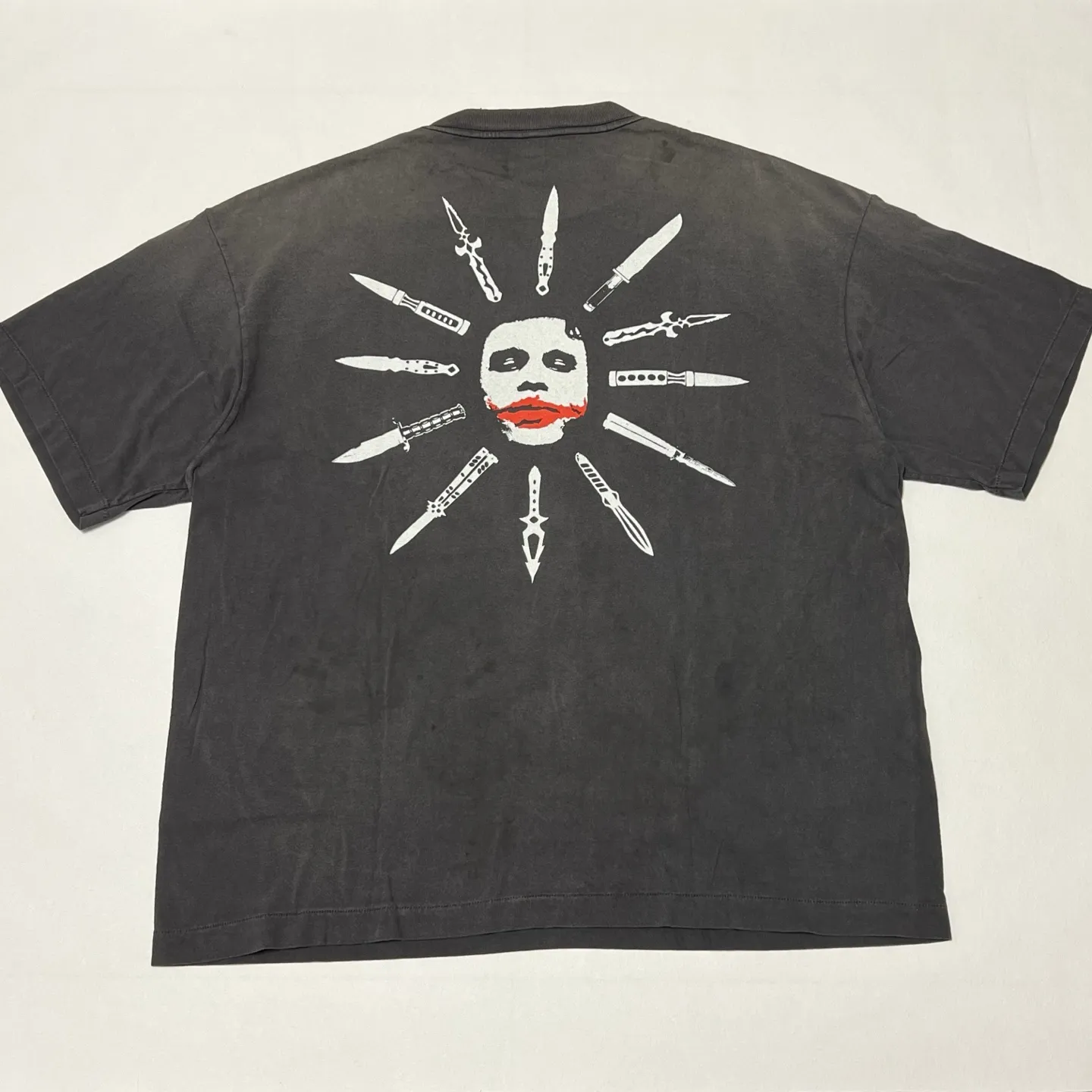 ⚠️This season's most important Batman-Joker IP collaboration SAINT Mxxxxxx x The Dark Knight BTM SS TEE/LIP/BLACK Dark Knight Batman collaboration Joker's Kiss/Joker Dagger retro distressed short-sleeves Washed black S-XL Assute ready-to-wear dyeing Ma Liu faded Re-washed to make old Genuine proofing Custom-made correct main mark Washed mark Differences see pictures and goods Top-notch printing technology God restores every detail of the original product